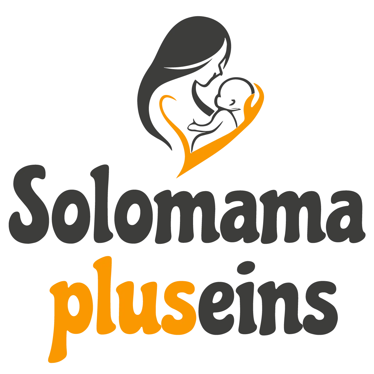 Das Bild zeigt ein Logo mit dem Text „solomama pluseins“ in stilisierter schwarzer Schrift. Über dem Text befindet sich eine illustrierte orangefarbene Grafik einer erwachsenen Figur, die ein Baby wiegt.