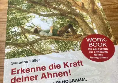 Buch mit dem Titel „Erkenne die Kraft deiner Ahnen!“ von Susanne Füller mit einer auf einem Ast liegenden Person.