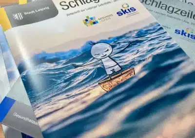 Ein Stapel Zeitschriften mit dem Titel „Schlagzeile“ und der Abbildung eines Kindes, das auf einem Boot steht.