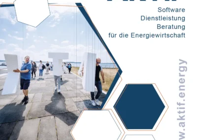 Menschen tragen an einem sonnigen Tag große Briefe im Freien mit Text über AKTIF-Softwaredienste für die Energiebranche. Website-URL: www.aktif.energy.