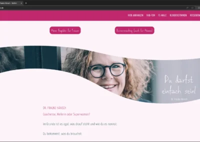 Eine Frau mit lockigem Haar und Brille lächelt neben einem Text auf einer Website mit rosa-weißem Design.