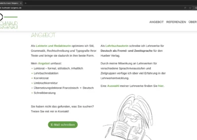 Screenshot einer Webseite mit einer Liste von Diensten auf Deutsch, darunter Lektorat, Übersetzung, Transkription und Schreibcoaching. Enthält eine Schwarzweißzeichnung einer Person, die ein Buch liest.