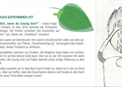 Eine Illustration eines Kindes, das ein Blatt vor sein Gesicht hält, neben einem Text auf Deutsch, der die Entstehung eines Buches mit Kinderideen zum Thema Geborgenheit erklärt. Oben rechts ist ein grünes Blatt mit Text. Der Hintergrund ist hellgrün.