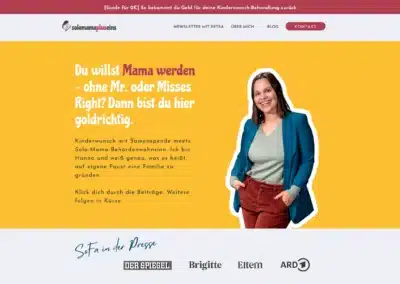 Eine lächelnde Frau in einer blaugrünen Bluse und einer kastanienbraunen Hose steht mit einer Hand in ihrer Tasche. Der Text der Website lädt Frauen dazu ein, ohne Partner Mutter zu werden, und bietet Blogbeiträge und Informationen über die alleinige Mutterschaft. Darunter erscheinen Logos von Medienunternehmen.
