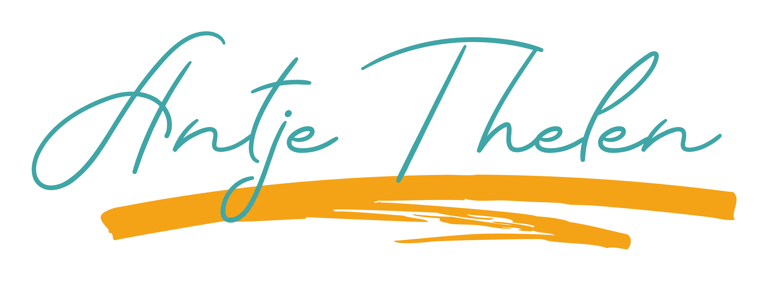 Das Bild zeigt den Namen "Antje Thelen" in blaugrüner Schreibschrift über einem kräftigen, orangefarbenen Swoosh. Der Hintergrund ist weiß.