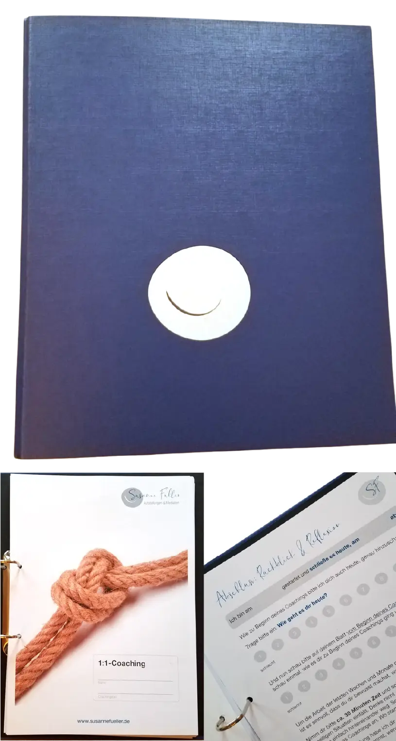 Susanne Füller Ein blauer Ordner mit einem kreisförmigen weißen Etikett auf dem Deckel, aufgeschlagen, um gedrucktes Coaching-Material zu enthüllen, darunter eine Seite mit einem Foto eines geknoteten Seils und eine weitere Seite mit Text und Symbolen.