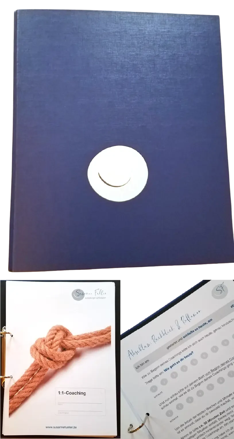 Ein blauer Ordner mit einem kreisförmigen weißen Etikett auf dem Deckel, aufgeschlagen, um gedrucktes Coaching-Material zu enthüllen, darunter eine Seite mit einem Foto eines geknoteten Seils und eine weitere Seite mit Text und Symbolen.
