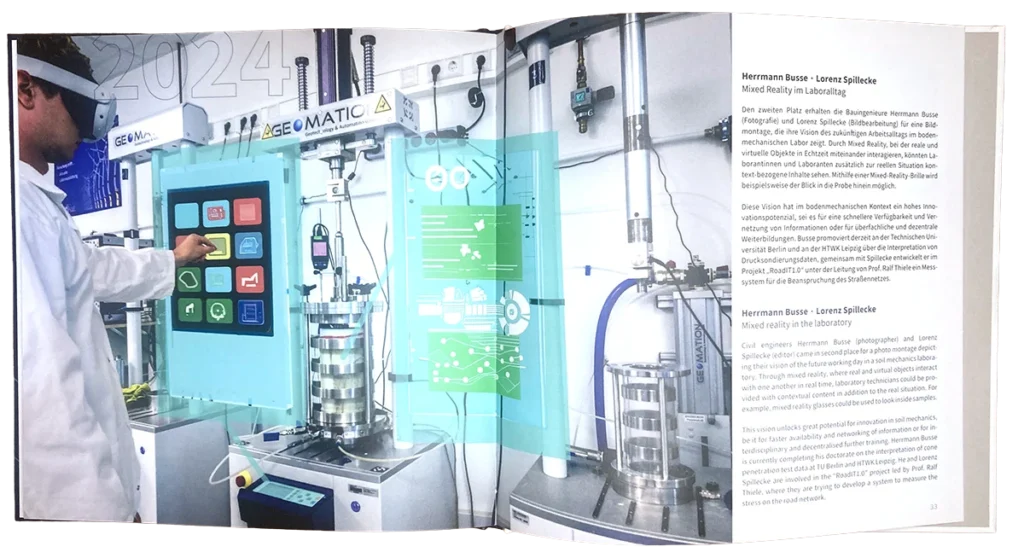 Eine Person in einem Laborkittel und mit VR-Headset interagiert mit einer virtuellen Touchscreen-Schnittstelle in einem Labor voller wissenschaftlicher Geräte und Monitore. Auf der rechten Seite ist eine Seite mit gedrucktem deutschen Text zu sehen.