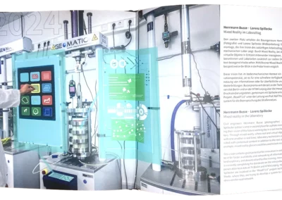 Innenseite Forschungsperspektiven‑Buch – Person mit VR‑Headset im Labor und zweisprachigem Textlayout, Editorial Design und Grafikdesign für Wissenschaft und Forschung von Grafikdesignerin Leipzig Susanne Zaza Gläser