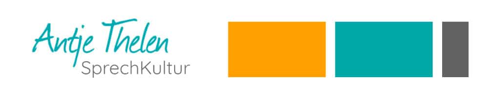 Logo mit "Antje Thelen SprechKultur" in türkisen und grauen Buchstaben auf der linken Seite, daneben drei farbige Rechtecke: orange, türkis und grau, horizontal angeordnet auf weißem Hintergrund.