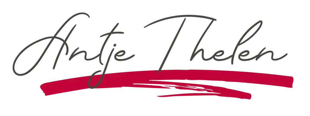 Der handschriftliche Text lautet "Antje Thelen" über einer fetten roten Pinselstrich-Unterstreichung auf weißem Hintergrund.