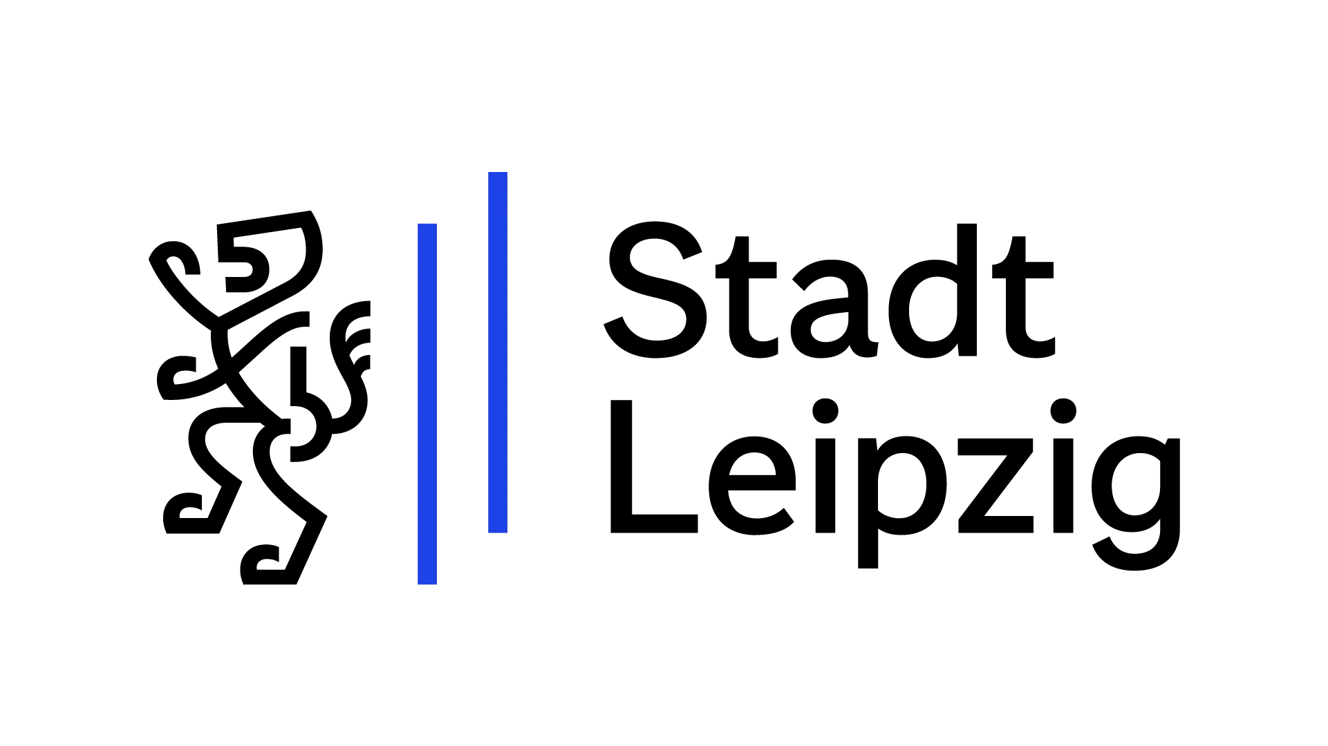 Ein schwarzer, umrissener Löwe, zwei vertikale blaue Linien und der Schriftzug „Stadt Leipzig“ in Schwarz auf hellem Hintergrund. Das Design ist modern und schlicht.